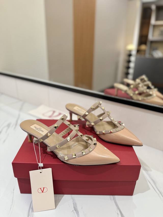出厂价Pp： Valentino 华伦天奴铆钉 Vt经典5.0尖头拖鞋，顶级复刻！侧身弧线完美，原版开模定制不生锈铆钉 特别有质感的五金衬托出满满的高级感，带给