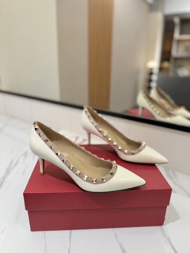 出厂价Pp： Valentino 华伦天奴铆钉 Vt经典单鞋，顶级复刻！侧身弧线完美，原版开模定制不生锈铆钉 特别有质感的五金衬托出满满的高级感，带给您正品级的