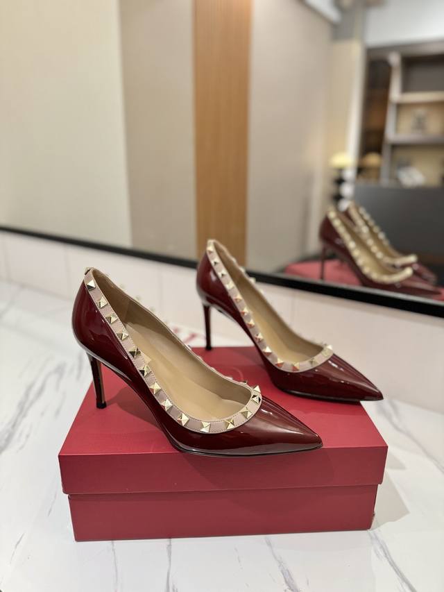 出厂价Pp： Valentino 华伦天奴铆钉 Vt经典单鞋，顶级复刻！侧身弧线完美，原版开模定制不生锈铆钉 特别有质感的五金衬托出满满的高级感，带给您正品级的