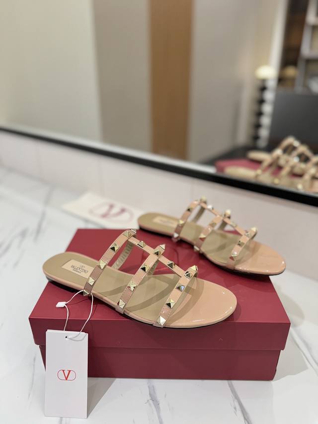 出厂价Pp： Valentino 华伦天奴铆钉 Vt经典平底拖鞋，顶级复刻！侧身弧线完美，原版开模定制不生锈铆钉 特别有质感的五金衬托出满满的高级感，带给您正品
