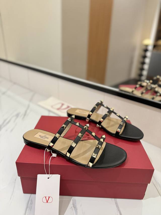 出厂价Pp： Valentino 华伦天奴铆钉 Vt经典平底拖鞋，顶级复刻！侧身弧线完美，原版开模定制不生锈铆钉 特别有质感的五金衬托出满满的高级感，带给您正品