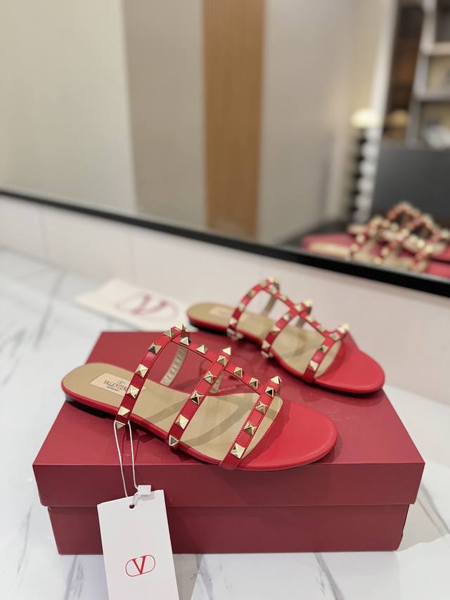 出厂价Pp： Valentino 华伦天奴铆钉 Vt经典平底拖鞋，顶级复刻！侧身弧线完美，原版开模定制不生锈铆钉 特别有质感的五金衬托出满满的高级感，带给您正品