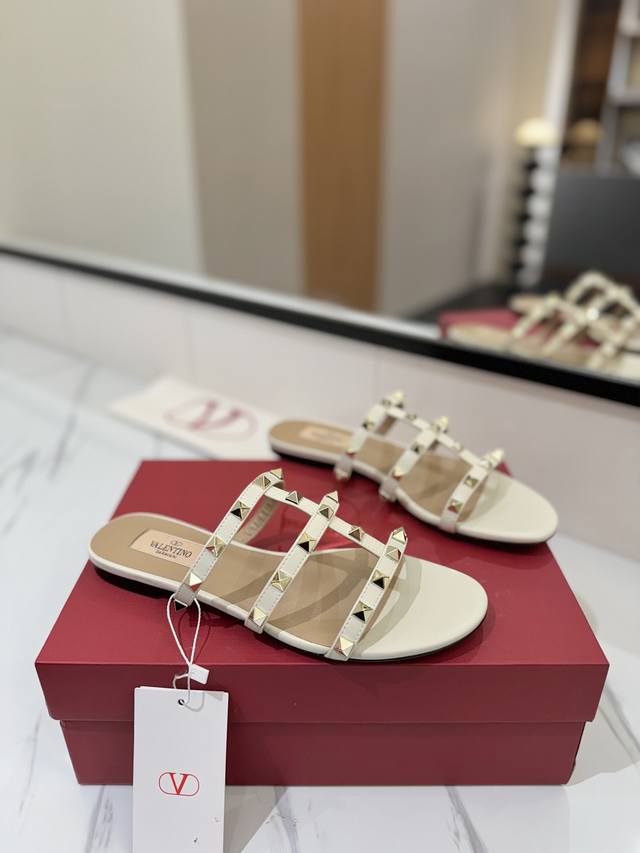 出厂价Pp： Valentino 华伦天奴铆钉 Vt经典平底拖鞋，顶级复刻！侧身弧线完美，原版开模定制不生锈铆钉 特别有质感的五金衬托出满满的高级感，带给您正品