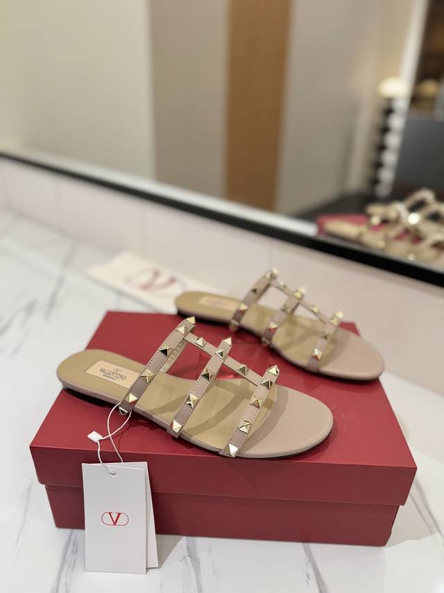 出厂价Pp： Valentino 华伦天奴铆钉 Vt经典平底拖鞋，顶级复刻！侧身弧线完美，原版开模定制不生锈铆钉 特别有质感的五金衬托出满满的高级感，带给您正品