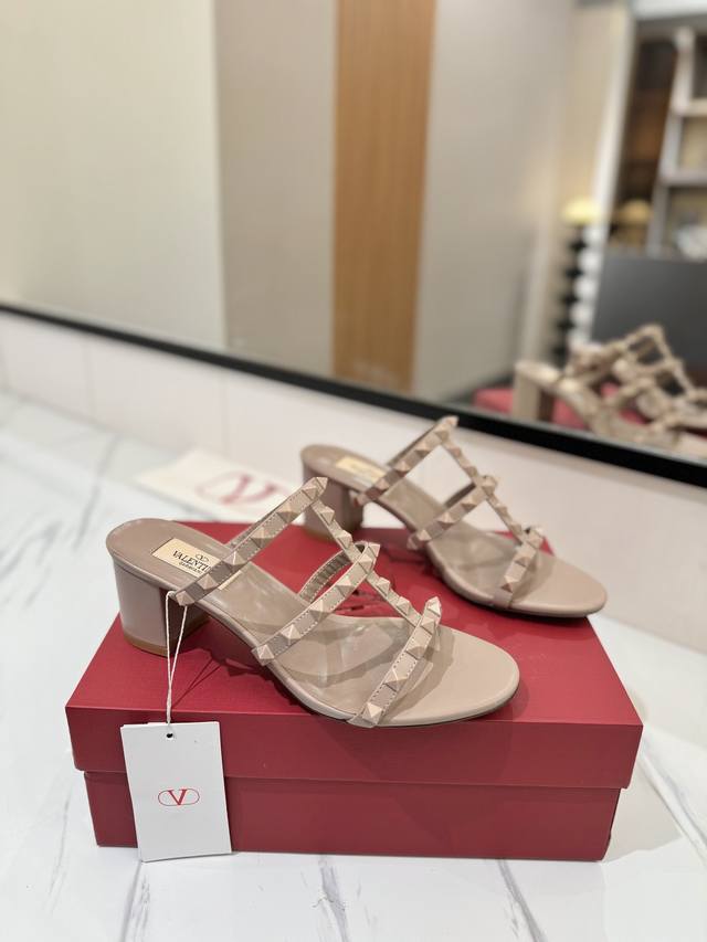 出厂价Pp： Valentino 华伦天奴铆钉 Vt经典6.0Cm 粗跟凉拖鞋，顶级复刻！侧身弧线完美，原版开模定制不生锈铆钉 特别有质感的五金衬托出满满的高级