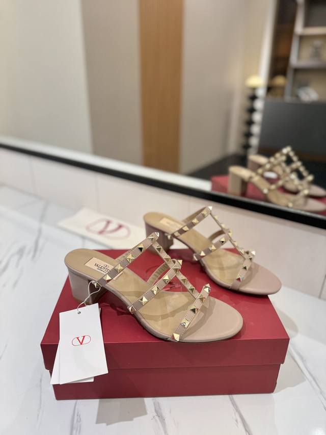 出厂价Pp： Valentino 华伦天奴铆钉 Vt经典6.0Cm 粗跟凉拖鞋，顶级复刻！侧身弧线完美，原版开模定制不生锈铆钉 特别有质感的五金衬托出满满的高级