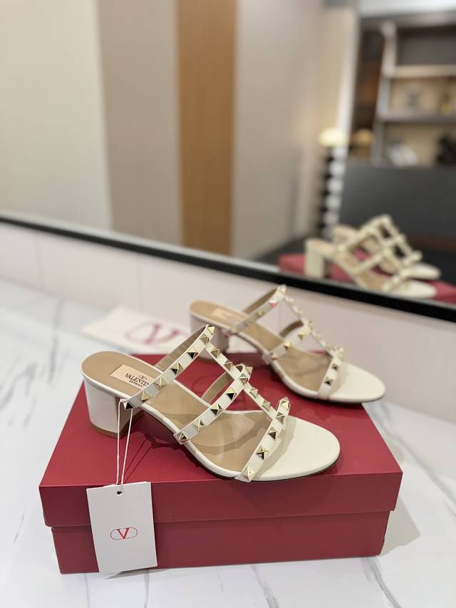 出厂价Pp： Valentino 华伦天奴铆钉 Vt经典6.0Cm 粗跟凉拖鞋，顶级复刻！侧身弧线完美，原版开模定制不生锈铆钉 特别有质感的五金衬托出满满的高级