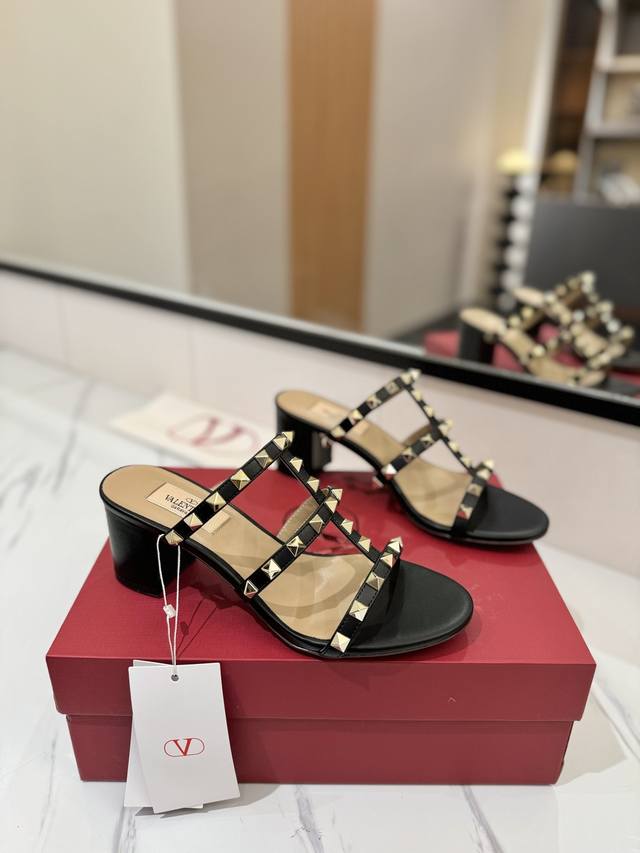 出厂价Pp： Valentino 华伦天奴铆钉 Vt经典6.0Cm 粗跟凉拖鞋，顶级复刻！侧身弧线完美，原版开模定制不生锈铆钉 特别有质感的五金衬托出满满的高级