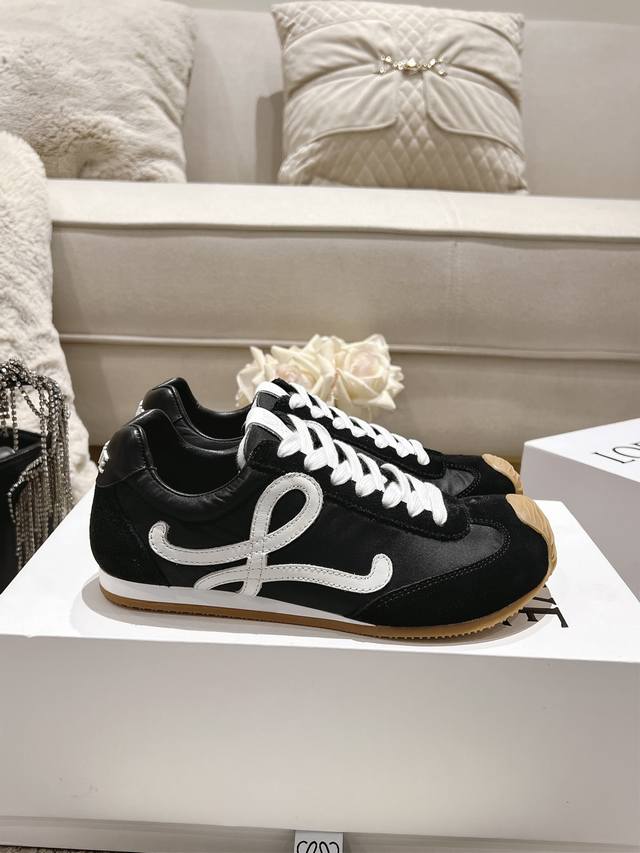 2025Loewe 罗意威新款爆款 出厂 带扣+70 王一博及众多明星同款！ 情侣款运动鞋德训鞋。 最高版本！代购品质！ 原版1:1复刻，Tpu大底！ 全新配色