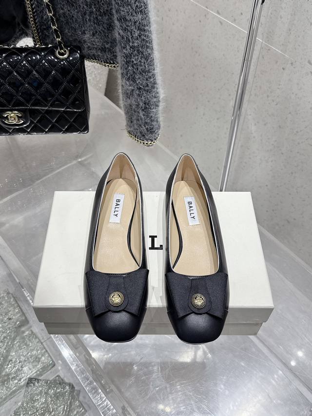 顶级版本 Bally 2025春夏新款时尚织带蝴蝶结扣饰粗跟平底拖鞋凉鞋单鞋系列 款式新颖别致，采用方形头型设计 配以最新Bally 字母扣搭设计突出品牌标识，