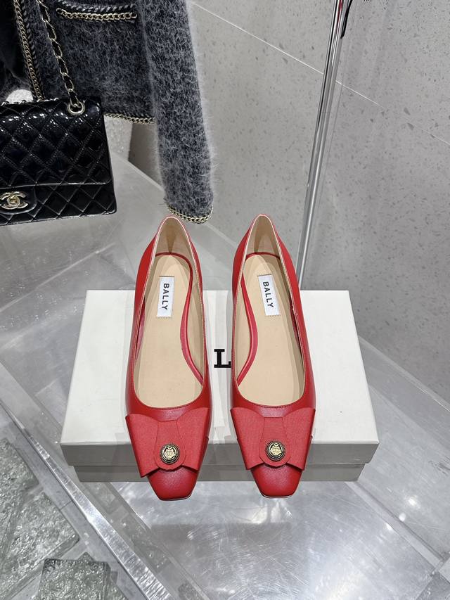 顶级版本 Bally 2025春夏新款时尚织带蝴蝶结扣饰粗跟平底拖鞋凉鞋单鞋系列 款式新颖别致，采用方形头型设计 配以最新Bally 字母扣搭设计突出品牌标识，