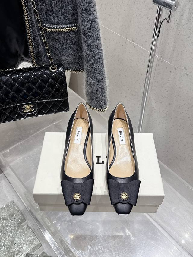 顶级版本 Bally 2025春夏新款时尚织带蝴蝶结扣饰粗跟平底拖鞋凉鞋单鞋系列 款式新颖别致，采用方形头型设计 配以最新Bally 字母扣搭设计突出品牌标识，