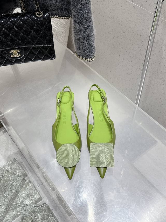 代购级 Jacquemus 25Ss春夏新款尖头鸳鸯扣小猫跟后空凉鞋 几何图形设计 圆扣 方扣 新颖时尚大方，性感不失优雅，很显脚部线条，附有骨感美的视觉效果，