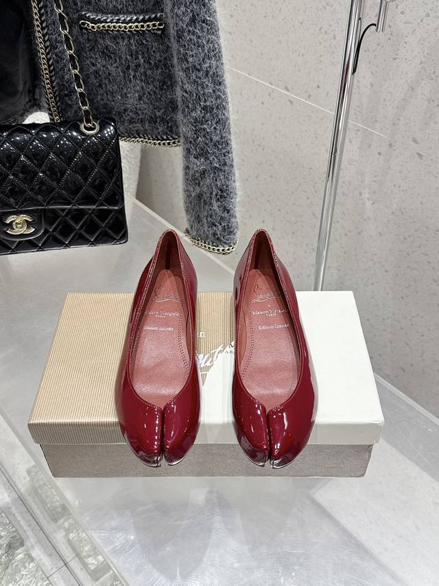 克里斯提 鲁布托联名马吉拉分趾平底单鞋 Maison Margiela 与 Christian Louboutin 推出首个联名鞋履系列 全新合作以两种互相交融