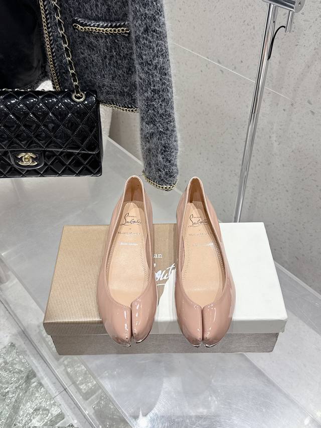 克里斯提 鲁布托联名马吉拉分趾平底单鞋 Maison Margiela 与 Christian Louboutin 推出首个联名鞋履系列 全新合作以两种互相交融