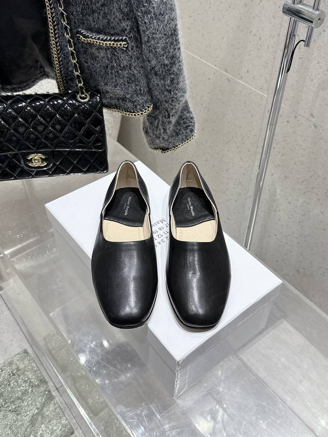 Maisom Margiela Mm6马吉拉经典单鞋 这双热度超高的单品 必须人手一双入手了 不能错过的单品 炸裂了 独家原版购入开发 不能错过的一款 鞋面：进