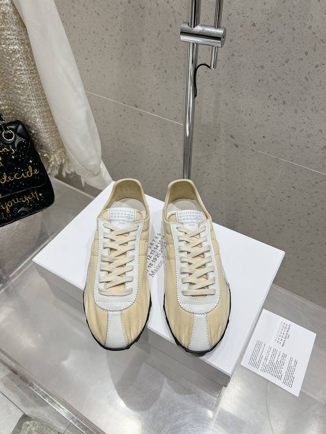 情侣款 Mm6马吉拉专柜同步最新休闲鞋 运动鞋 德训鞋 大热时尚风 弹力织带私印系列 ！ Mm6 Maison Margiela的实验性从功能主义的解构美学出发