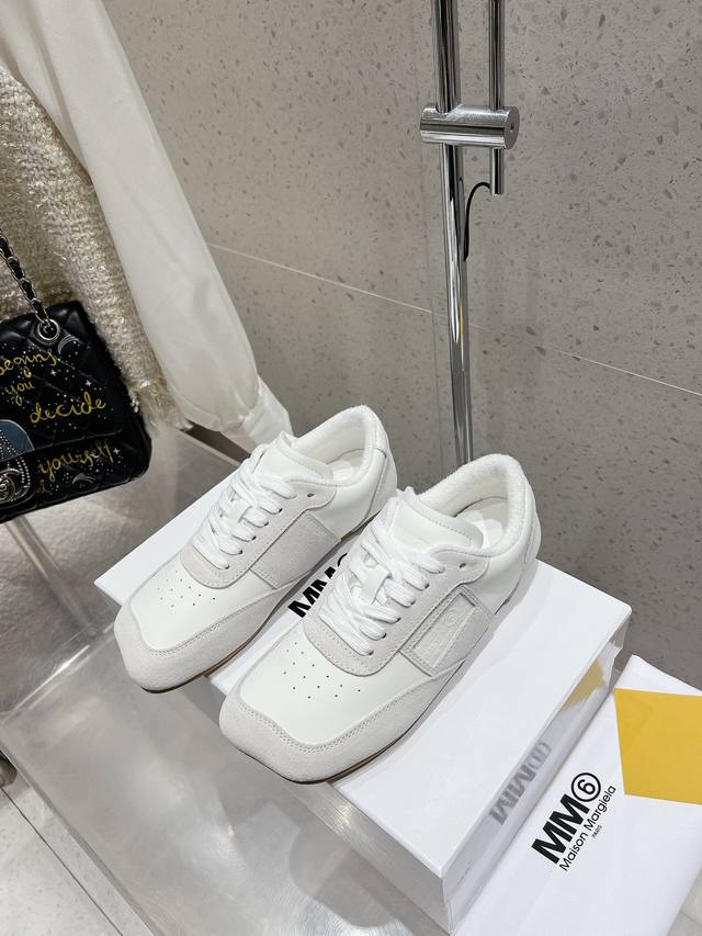 Mm6休闲德训鞋 男女同款 可爱斜平头 这双鞋舒服到 大马路逛街暴走一整天都不会累 脚感好炸裂的鞋 360度蹂躏 完全不变形 鞋面材质:牛皮麂皮 灰白拼接的设计