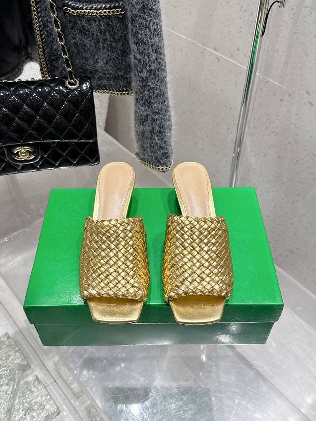 代购级 Bottega Veneta 2025春夏新款手工编织 Bv Knot系列金属跟拖鞋高跟单品~这款方头拖鞋简直Bv最新天花板啦 金属麻花跟 为了稳固耐穿