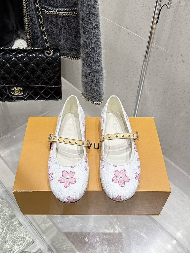 顶级版本 Lv路易威登2025早春新款 原版一致 专柜主打最新款 金属饰钉平底芭蕾舞鞋 玛丽珍 代购级别！高级感十足！国内外博主刷爆的一款，复古又时髦 上脚美炸
