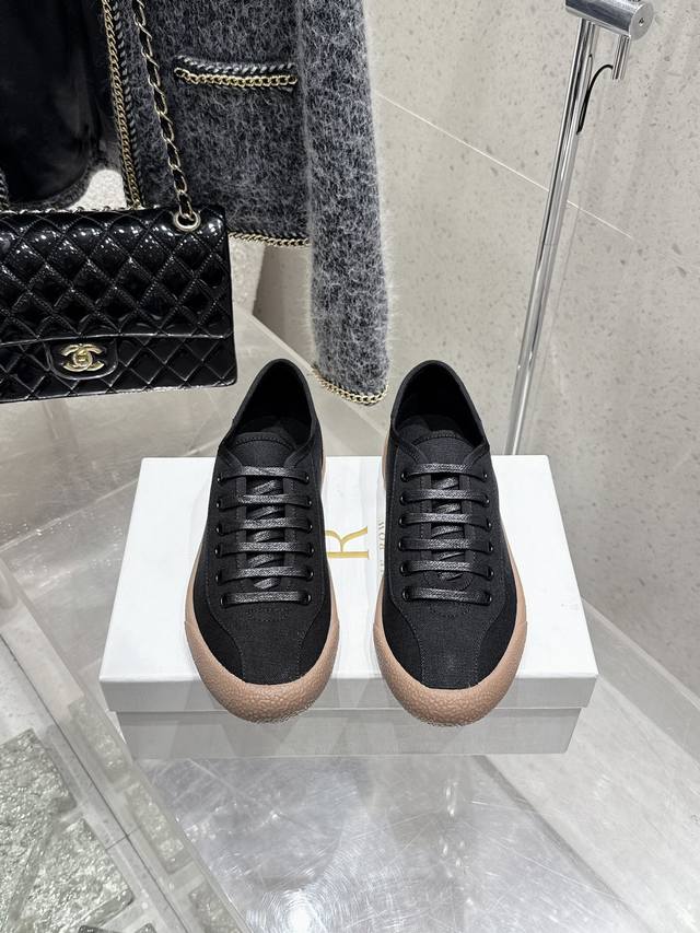 Therow 2025春夏 极简主义帆布鞋低帮休闲鞋 这款低帮运动鞋是打造极简主义休闲夏日衣橱的理想穿搭之选，采用帆布鞋面和同色系橡胶鞋底设计，优雅中不乏简约风