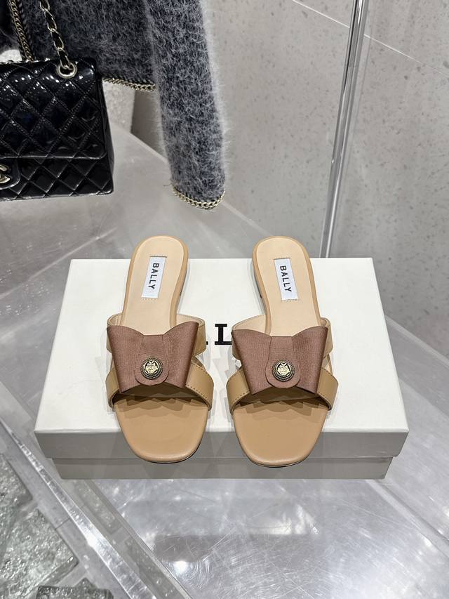 顶级版本 Bally 2025春夏新款时尚织带蝴蝶结扣饰粗跟平底拖鞋凉鞋单鞋系列 款式新颖别致，采用方形头型设计 配以最新Bally 字母扣搭设计突出品牌标识，