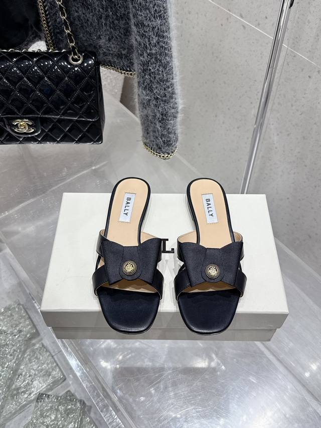顶级版本 Bally 2025春夏新款时尚织带蝴蝶结扣饰粗跟平底拖鞋凉鞋单鞋系列 款式新颖别致，采用方形头型设计 配以最新Bally 字母扣搭设计突出品牌标识，