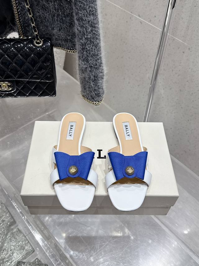 顶级版本 Bally 2025春夏新款时尚织带蝴蝶结扣饰粗跟平底拖鞋凉鞋单鞋系列 款式新颖别致，采用方形头型设计 配以最新Bally 字母扣搭设计突出品牌标识，