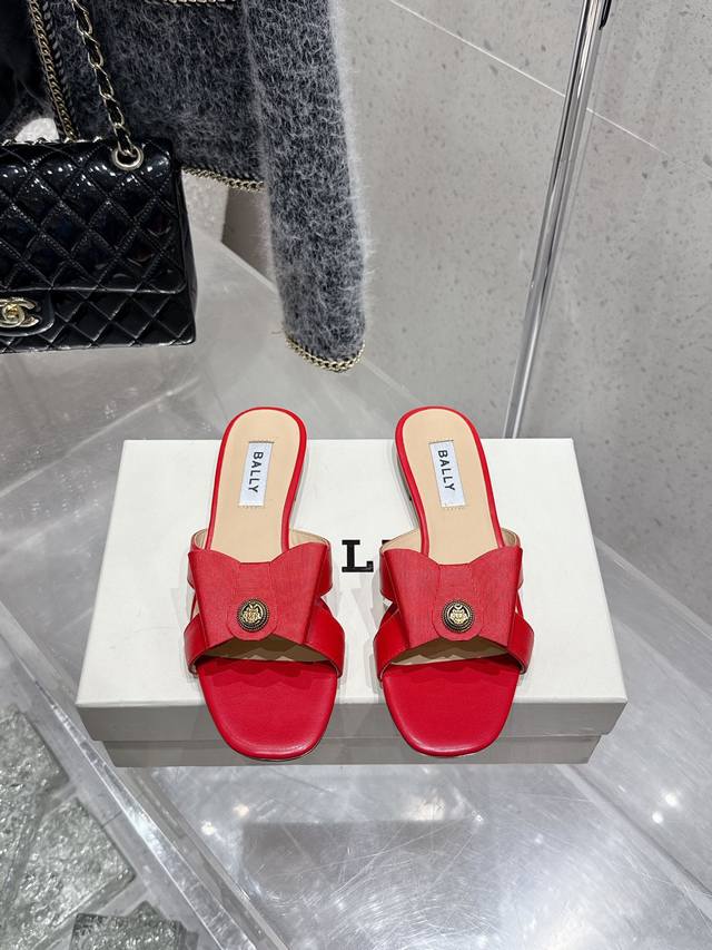 顶级版本 Bally 2025春夏新款时尚织带蝴蝶结扣饰粗跟平底拖鞋凉鞋单鞋系列 款式新颖别致，采用方形头型设计 配以最新Bally 字母扣搭设计突出品牌标识，