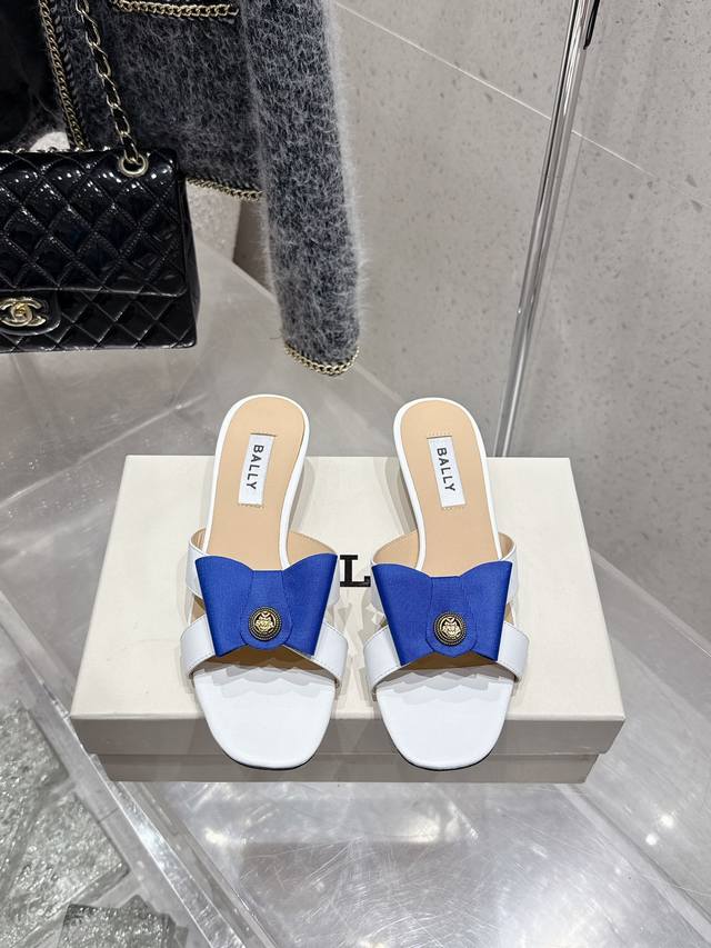 顶级版本 Bally 2025春夏新款时尚织带蝴蝶结扣饰粗跟平底拖鞋凉鞋单鞋系列 款式新颖别致，采用方形头型设计 配以最新Bally 字母扣搭设计突出品牌标识，