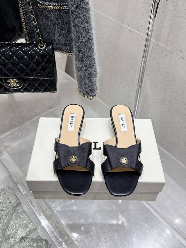 顶级版本 Bally 2025春夏新款时尚织带蝴蝶结扣饰粗跟平底拖鞋凉鞋单鞋系列 款式新颖别致，采用方形头型设计 配以最新Bally 字母扣搭设计突出品牌标识，