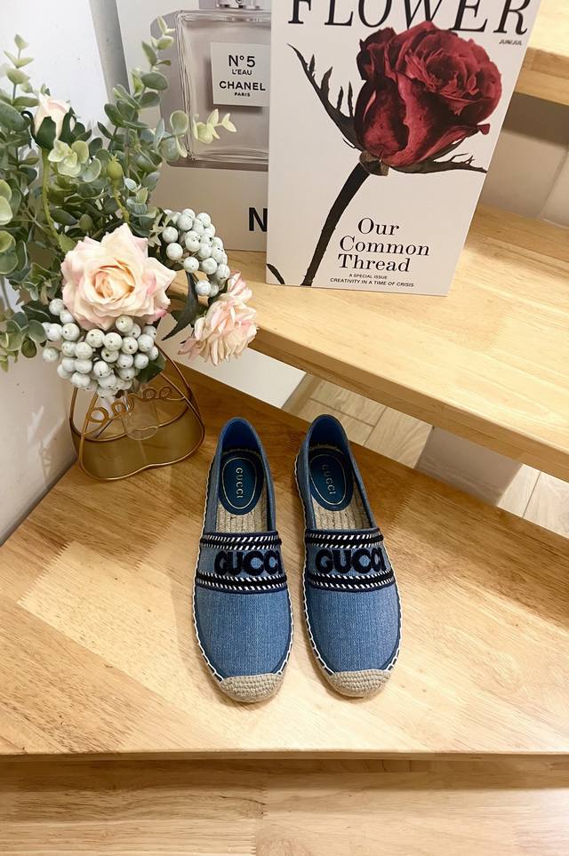 Gucci 巴黎2025春Ines刺绣贴花牛仔布麻底鞋695欧 Gucci 这款“Ines”麻底鞋采用柔软的丹宁布制于意大利，橡胶底带黄麻边饰。立体感字母Log