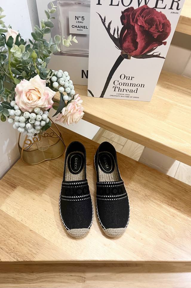 Gucci 巴黎2025春Ines刺绣贴花牛仔布麻底鞋695欧 Gucci 这款“Ines”麻底鞋采用柔软的丹宁布制于意大利，橡胶底带黄麻边饰。立体感字母Log