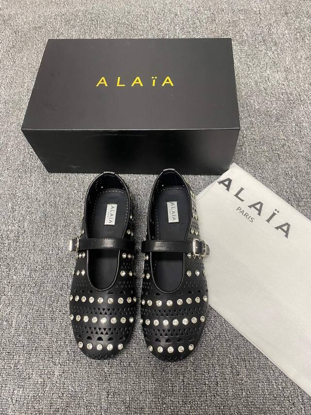 Alaia 走秀款平底芭蕾舞平底单鞋！ 甜酷芭蕾风，人气超高的一款芭蕾舞鞋，浪漫又迷人舒适百搭。 原版订制牛皮施华钻 面料， 羊皮内里，私模橡胶防滑大底， 码数