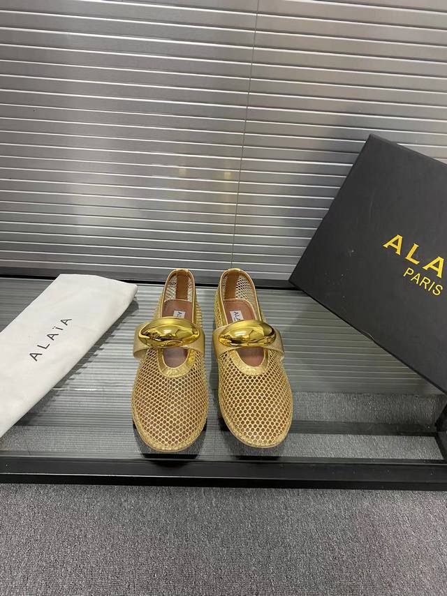 网纱款！！ Alaia 走秀款平底芭蕾舞平底单鞋！ 甜酷芭蕾风，人气超高的一款芭蕾舞鞋，浪漫又迷人舒适百搭。 原版订制牛皮施华钻 面料， 羊皮内里，私模橡胶防滑