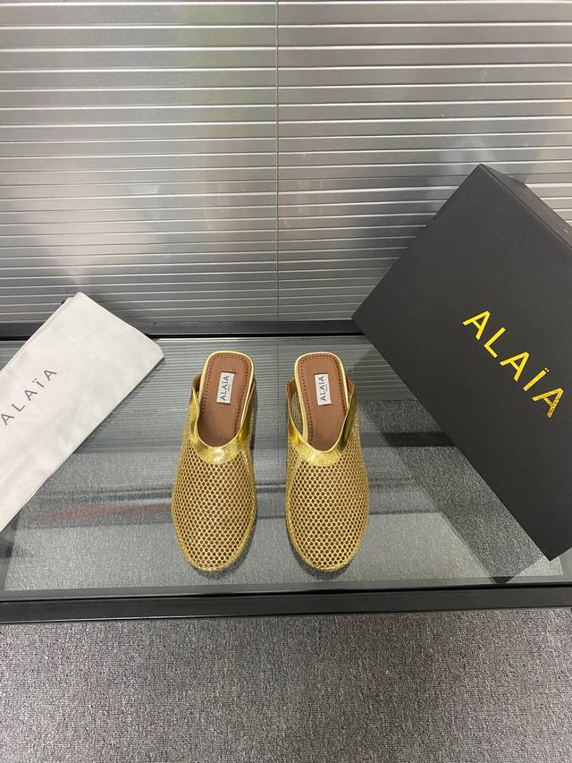 网纱半拖款！！！ Alaia 走秀款平底芭蕾舞平底单鞋！ 甜酷芭蕾风，人气超高的一款芭蕾舞鞋，浪漫又迷人舒适百搭。 原版订制牛皮施华钻 面料， 羊皮内里，私模橡
