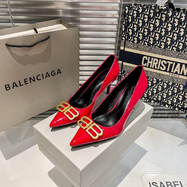 橙子出厂价P Balenciaga 巴黎世家新款 金属扣 Bb扣尖头高跟鞋 细跟单鞋 巴黎世家的鞋子绝对开了挂，整双鞋的精髓就是它的鞋头了，够长够尖，并且不带臃