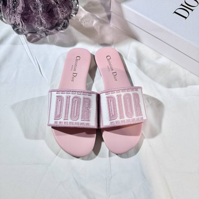 出厂： Dior 迪奥春夏新款 立体字母刺绣平底拖鞋 一字拖 凉拖 码数：35-42