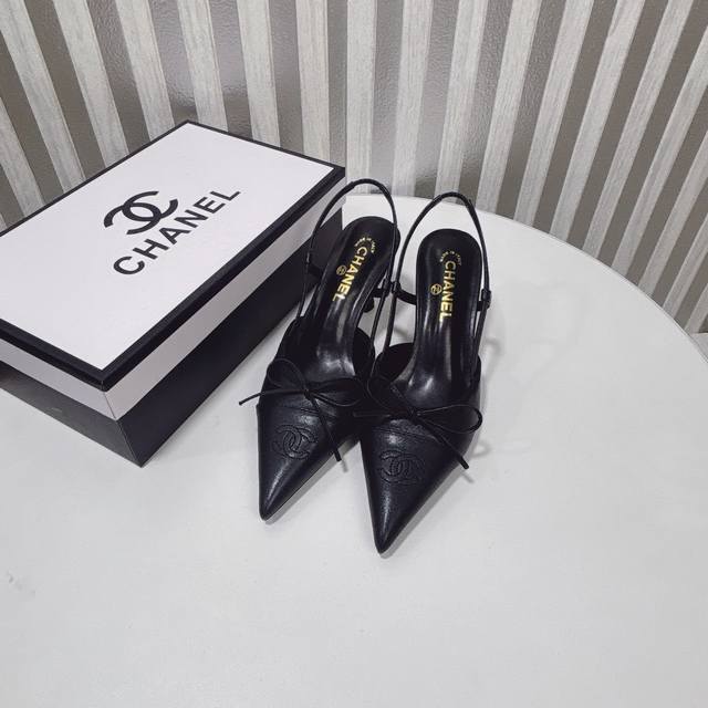 出厂： Chanel 香奈儿经典款 蝴蝶结尖头高跟凉鞋 高跟鞋 尖头设计双C秀线蝴蝶结设计展现独特品味，这双高跟鞋是你时尚，小香专注于打造高品质女鞋，让每一位女