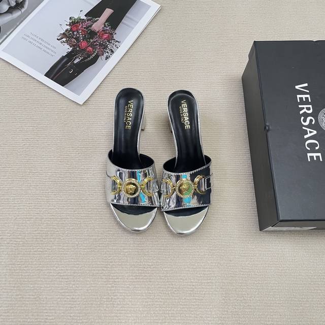 出厂： Versace 2025顶级专柜 初夏新款 官网上新 全球首发 Vr 美人头粗跟拖 范思哲 范思哲拖鞋 范思哲仙女拖 小红书推荐 初夏新品 Ins沙滩风