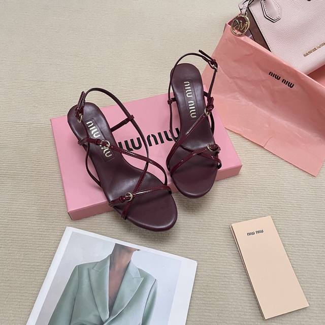 出厂： Miu Miu 2025专柜 顶级专柜 初夏新款 官网上新 全球首发 Miumiu 25S -系带凉鞋 Miumiu凉鞋 Miu 小红书初夏新款 颜值新