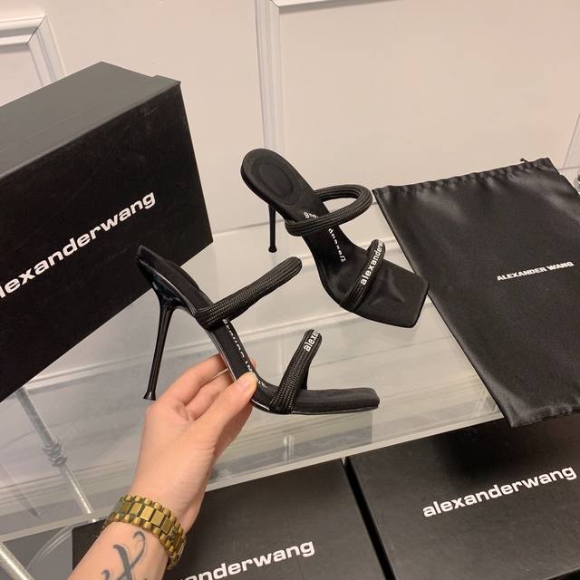 橙子出厂价P 10Cm Alexander Wang 亚力山大王 一字带方头高跟凉鞋 性感细跟鞋 凹凸感带按摩的鞋垫，配上进口橡皮筋 Logo，搭配最潮方头+高