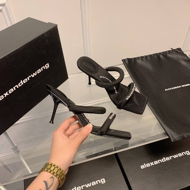 橙子出厂价P 7Cm Alexander Wang 亚力山大王 一字带方头高跟凉鞋 性感细跟鞋 凹凸感带按摩的鞋垫，配上进口橡皮筋 Logo，搭配最潮方头+高弹