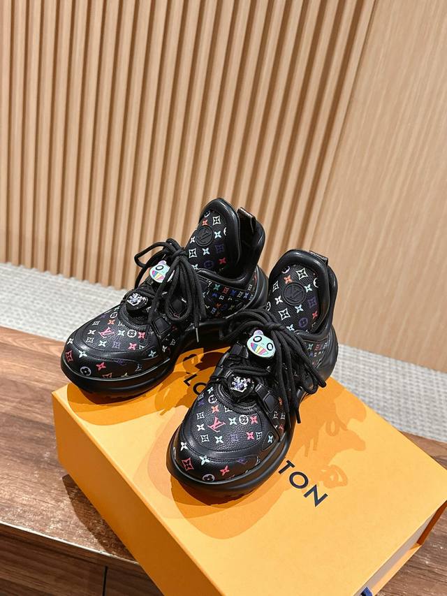 橙子出厂价P Louis Vuitton 路易威登 Lv新配色 休闲老爹鞋 弓形运动鞋 饰扣款# 不断的新品系列加入了更多配色细节，少女心爆棚！尽显青春活力，日
