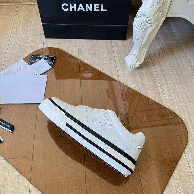 出厂： Chanel 香奈儿顶级专柜 早春新款 官网上新 独家首发 香奈儿 早春顶级休闲板鞋 小红书种草 时尚博主推荐 明星同款 原鞋开模 代购版本 进口小牛皮