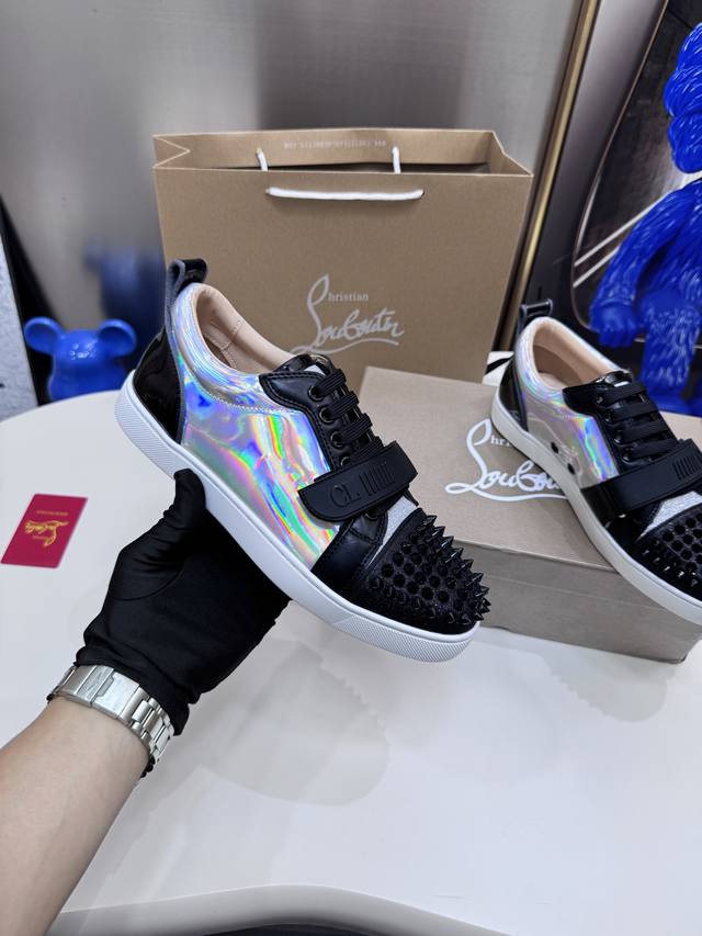 橙子出厂价P ，男码10 定制款 Christian Louboutin Cl低帮板鞋系列 铆钉 水钻 运动鞋休闲鞋红底鞋 情侣款 定做时间较长，请耐心等待！
