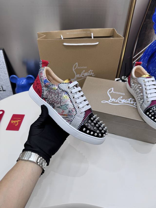 橙子出厂价P ，男码10 定制款 Christian Louboutin Cl低帮板鞋系列 铆钉 水钻 运动鞋休闲鞋红底鞋 情侣款 定做时间较长，请耐心等待！