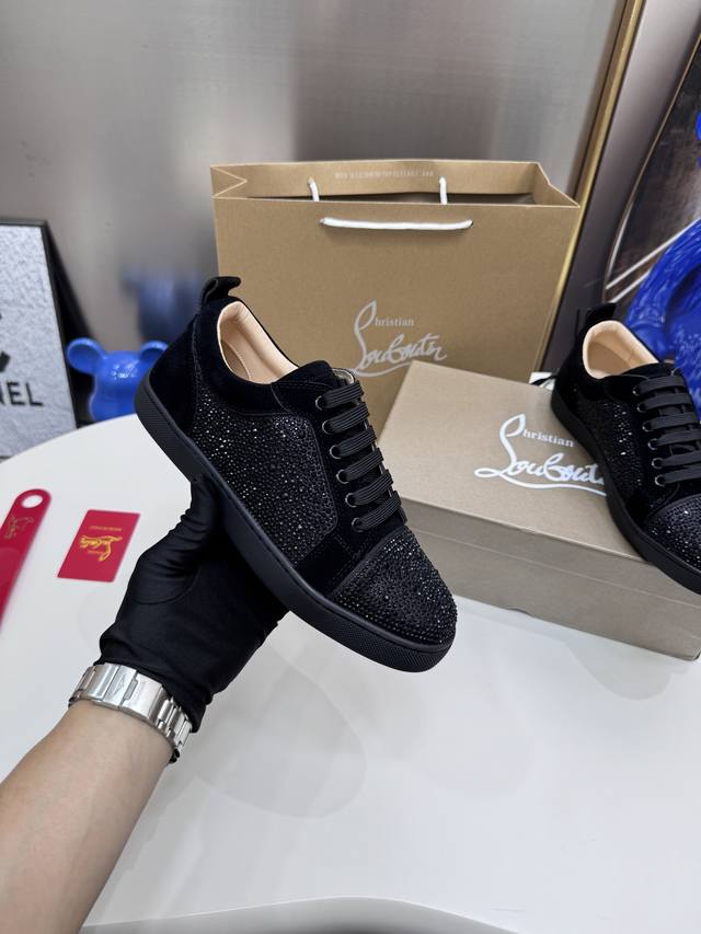 橙子出厂价P ，男码10 定制款 Christian Louboutin Cl低帮板鞋系列 铆钉 水钻 运动鞋休闲鞋红底鞋 情侣款 定做时间较长，请耐心等待！