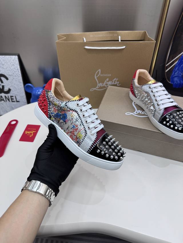 橙子出厂价P ，男码10 定制款 Christian Louboutin Cl低帮板鞋系列 铆钉 水钻 运动鞋休闲鞋红底鞋 情侣款 定做时间较长，请耐心等待！