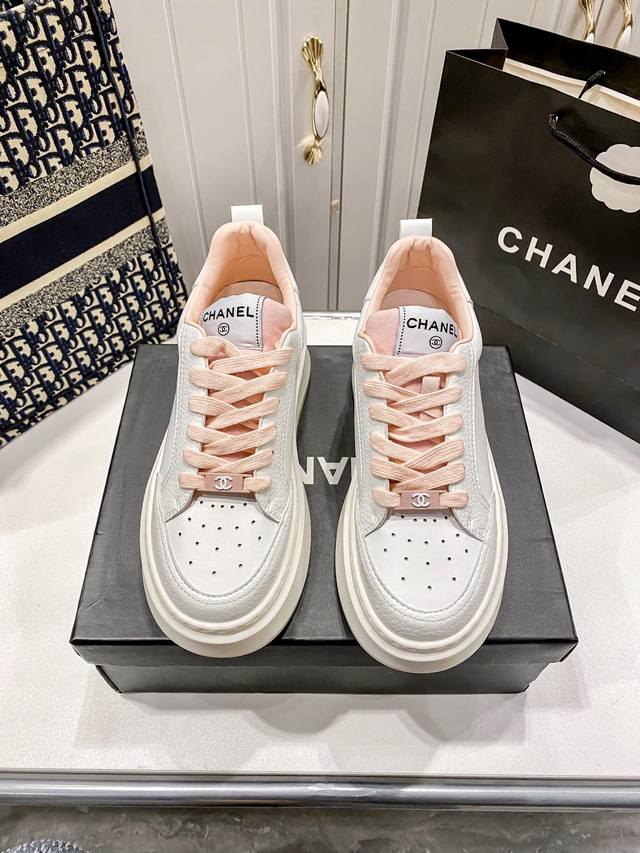 出厂： Chanel 2025Ss香奈儿新款 熊猫休闲运动鞋 透明厚底 高版本 原版购入开发 做货 小香这季休闲款运动鞋 刷爆小红书 Ins。各种社交平台，疯狂